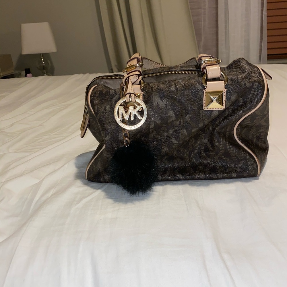 Medium size leather bag